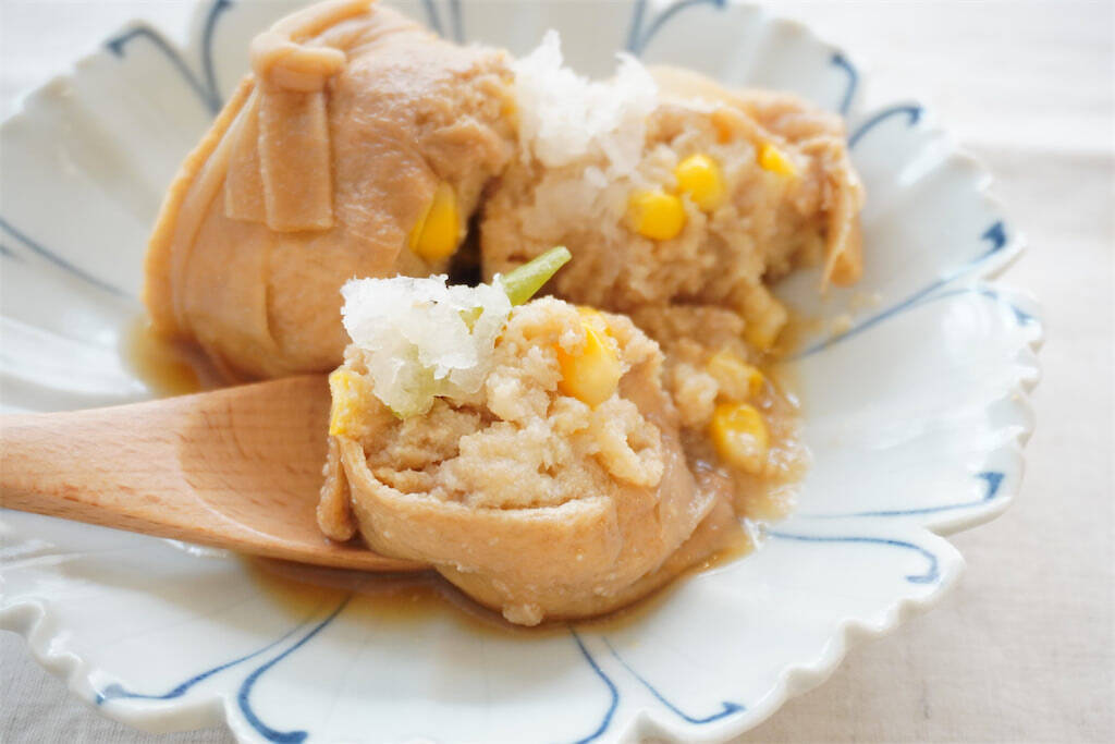 【甘じょっぱ煮汁がジュワ～ン】おから・とろろ・コーンを油揚げで巻く！煮る！とんでもない旨み爆弾、誕生!!