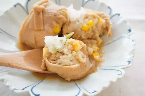 「【甘じょっぱ煮汁がジュワ～ン】おから・とろろ・コーンを油揚げで巻く！煮る！とんでもない旨み爆弾、誕生!!」の画像