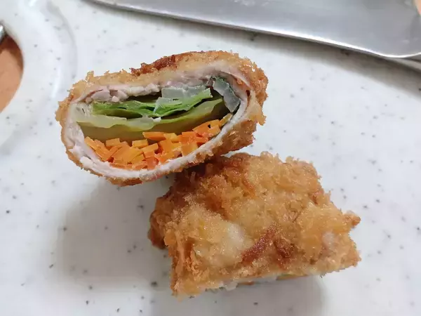 「【農家直伝】旬の野菜が層になって押し寄せる!?「キャベカツ」作ってみた！これぞ旨みの宝石箱や～♡」の画像