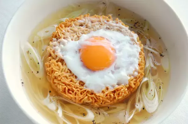 「リュウジさんが最高値を更新！「世界一おいしいチキンラーメンの食べ方」に挑戦♪「香り」と「コク」を足す！」の画像