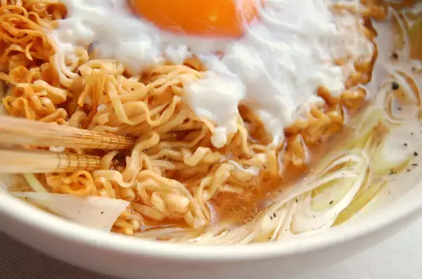 「リュウジさんが最高値を更新！「世界一おいしいチキンラーメンの食べ方」に挑戦♪「香り」と「コク」を足す！」の画像