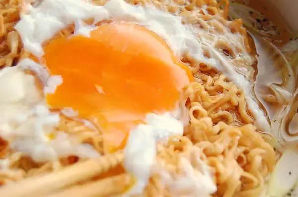 「リュウジさんが最高値を更新！「世界一おいしいチキンラーメンの食べ方」に挑戦♪「香り」と「コク」を足す！」の画像