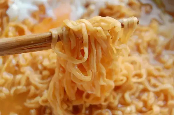 「リュウジさんが最高値を更新！「世界一おいしいチキンラーメンの食べ方」に挑戦♪「香り」と「コク」を足す！」の画像