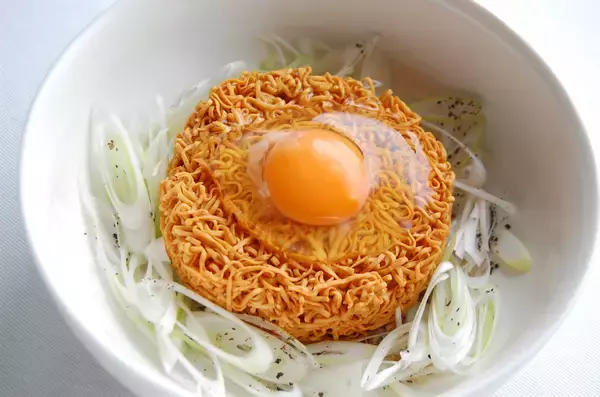 「リュウジさんが最高値を更新！「世界一おいしいチキンラーメンの食べ方」に挑戦♪「香り」と「コク」を足す！」の画像