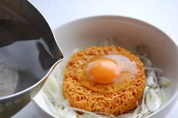 「リュウジさんが最高値を更新！「世界一おいしいチキンラーメンの食べ方」に挑戦♪「香り」と「コク」を足す！」の画像