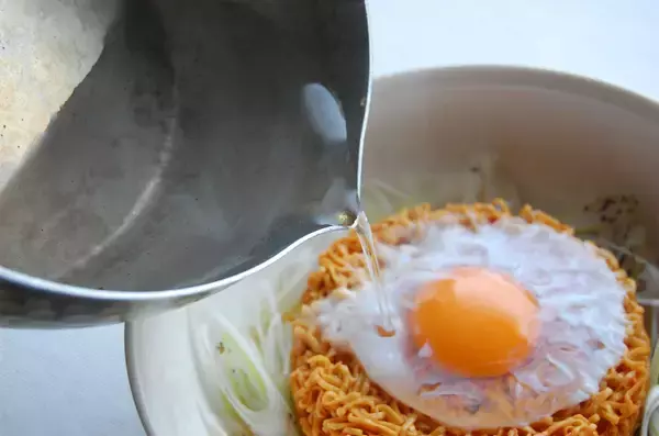 「リュウジさんが最高値を更新！「世界一おいしいチキンラーメンの食べ方」に挑戦♪「香り」と「コク」を足す！」の画像