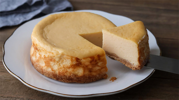 【生クリーム不使用】牛乳で軽やか♪「夏のベイクドチーズケーキ」は2回焼いてとろける♡【元パティシエ直伝】
