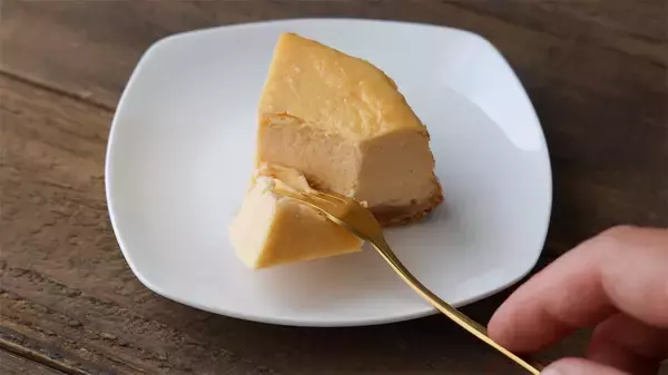 「【生クリーム不使用】牛乳で軽やか♪「夏のベイクドチーズケーキ」は2回焼いてとろける♡【元パティシエ直伝】」の画像