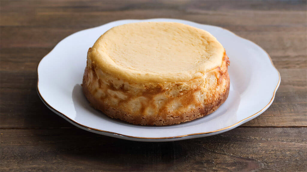 【生クリーム不使用】牛乳で軽やか♪「夏のベイクドチーズケーキ」は2回焼いてとろける♡【元パティシエ直伝】
