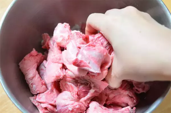 「クリスマスディナーの主役に…「牛すじ」大抜擢!?ワイン＆トマトで煮込めばホロトロ豪華♪【農家直伝】」の画像