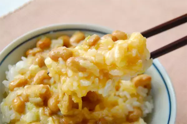 【シン・朝めし】黄金に輝く「至高の納豆ご飯」に挑戦！粘りはあっても卵白のドゥルドゥル感ナシ！【リュウジレシピ】