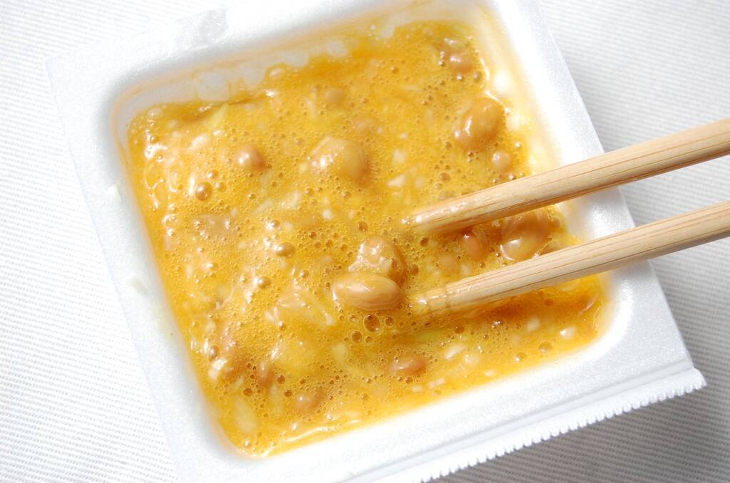 【シン・朝めし】黄金に輝く「至高の納豆ご飯」に挑戦！粘りはあっても卵白のドゥルドゥル感ナシ！【リュウジレシピ】