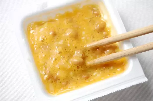 「【シン・朝めし】黄金に輝く「至高の納豆ご飯」に挑戦！粘りはあっても卵白のドゥルドゥル感ナシ！【リュウジレシピ】」の画像
