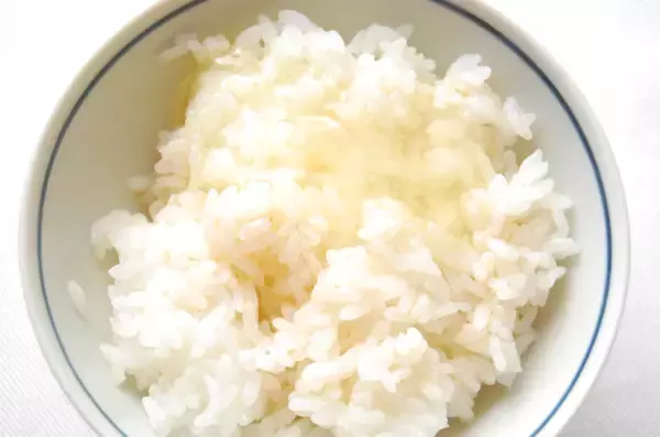 「【シン・朝めし】黄金に輝く「至高の納豆ご飯」に挑戦！粘りはあっても卵白のドゥルドゥル感ナシ！【リュウジレシピ】」の画像