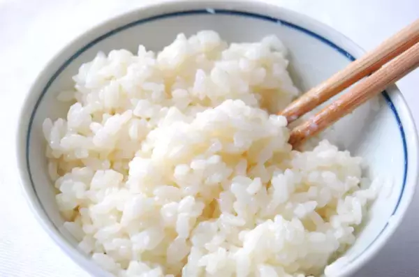 「【シン・朝めし】黄金に輝く「至高の納豆ご飯」に挑戦！粘りはあっても卵白のドゥルドゥル感ナシ！【リュウジレシピ】」の画像