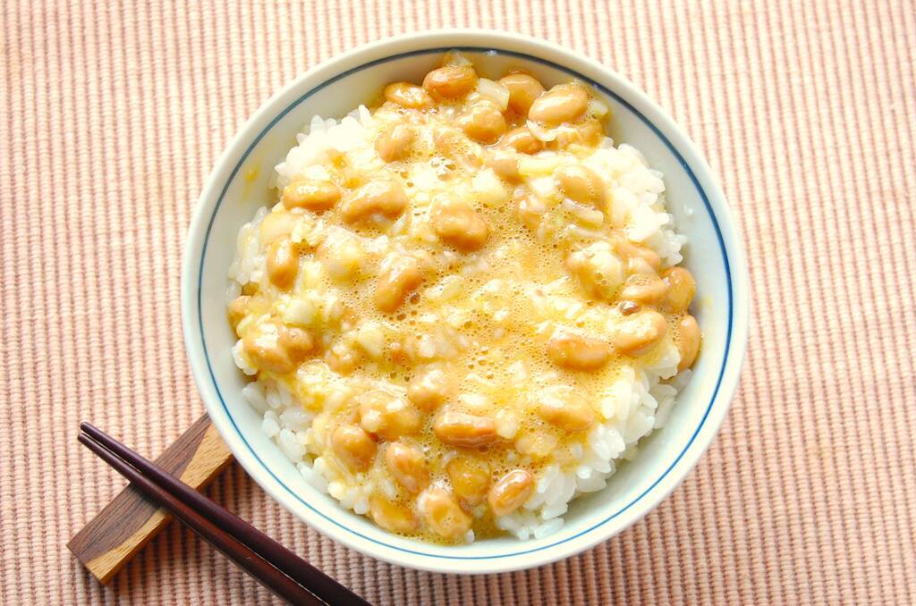【シン・朝めし】黄金に輝く「至高の納豆ご飯」に挑戦！粘りはあっても卵白のドゥルドゥル感ナシ！【リュウジレシピ】