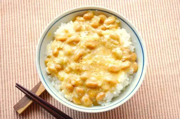 「【シン・朝めし】黄金に輝く「至高の納豆ご飯」に挑戦！粘りはあっても卵白のドゥルドゥル感ナシ！【リュウジレシピ】」の画像