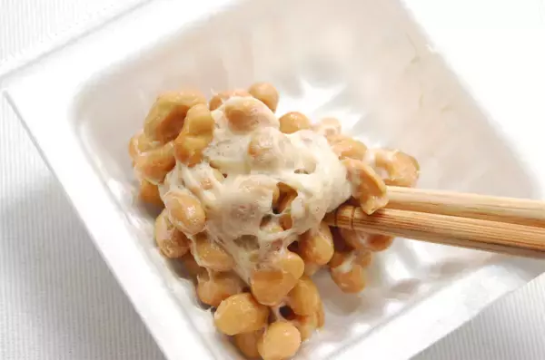「【シン・朝めし】黄金に輝く「至高の納豆ご飯」に挑戦！粘りはあっても卵白のドゥルドゥル感ナシ！【リュウジレシピ】」の画像