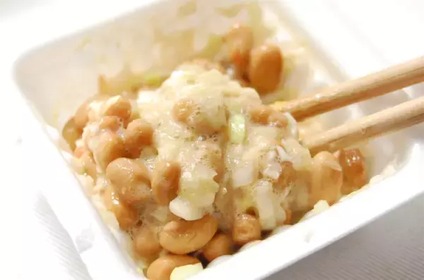 「【シン・朝めし】黄金に輝く「至高の納豆ご飯」に挑戦！粘りはあっても卵白のドゥルドゥル感ナシ！【リュウジレシピ】」の画像