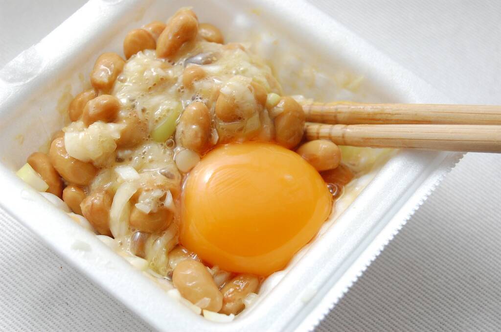 【シン・朝めし】黄金に輝く「至高の納豆ご飯」に挑戦！粘りはあっても卵白のドゥルドゥル感ナシ！【リュウジレシピ】