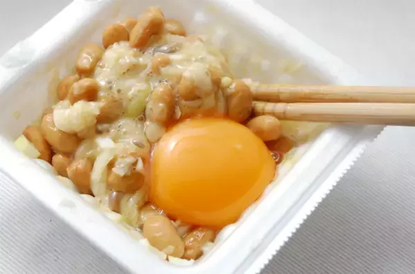 「【シン・朝めし】黄金に輝く「至高の納豆ご飯」に挑戦！粘りはあっても卵白のドゥルドゥル感ナシ！【リュウジレシピ】」の画像