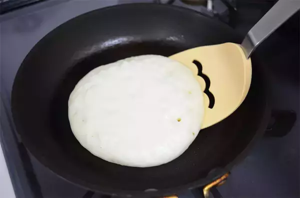 「【簡単ふわふわパンケーキ】えっ、ホケミに「はんぺん」入れるって!?卵レスでも食感パーフェクト♡【紀文公式】」の画像