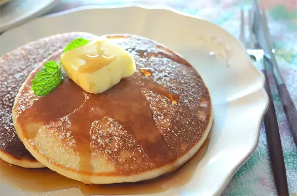 「【簡単ふわふわパンケーキ】えっ、ホケミに「はんぺん」入れるって!?卵レスでも食感パーフェクト♡【紀文公式】」の画像