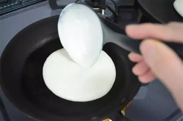 「【簡単ふわふわパンケーキ】えっ、ホケミに「はんぺん」入れるって!?卵レスでも食感パーフェクト♡【紀文公式】」の画像