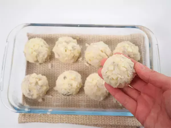 「じゃがいもを衣に!?はんぺんと海老のミンチで「コロコロボール揚げ」作ろう！豊かな魚の風味がふわり♡」の画像