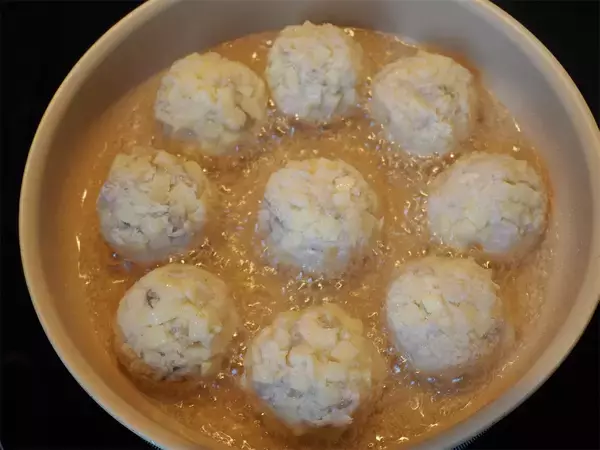 「じゃがいもを衣に!?はんぺんと海老のミンチで「コロコロボール揚げ」作ろう！豊かな魚の風味がふわり♡」の画像