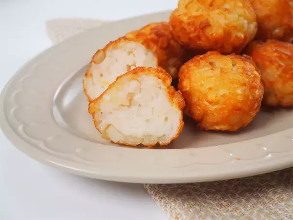 「じゃがいもを衣に!?はんぺんと海老のミンチで「コロコロボール揚げ」作ろう！豊かな魚の風味がふわり♡」の画像