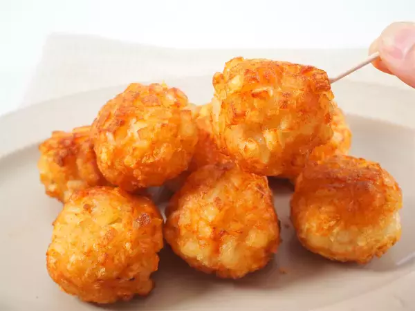 「じゃがいもを衣に!?はんぺんと海老のミンチで「コロコロボール揚げ」作ろう！豊かな魚の風味がふわり♡」の画像