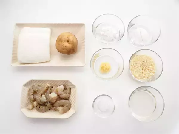 「じゃがいもを衣に!?はんぺんと海老のミンチで「コロコロボール揚げ」作ろう！豊かな魚の風味がふわり♡」の画像