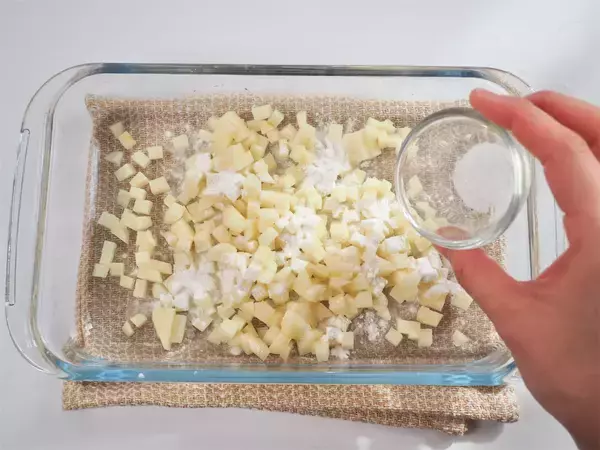 「じゃがいもを衣に!?はんぺんと海老のミンチで「コロコロボール揚げ」作ろう！豊かな魚の風味がふわり♡」の画像