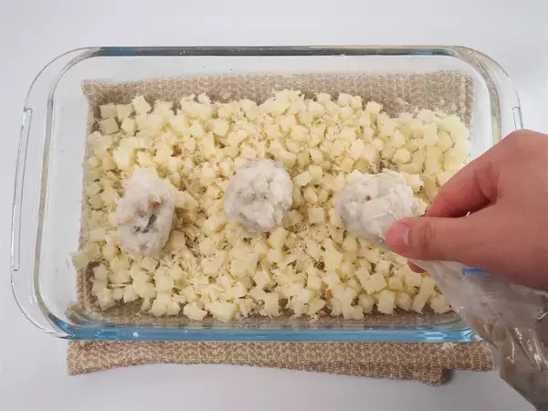 「じゃがいもを衣に!?はんぺんと海老のミンチで「コロコロボール揚げ」作ろう！豊かな魚の風味がふわり♡」の画像