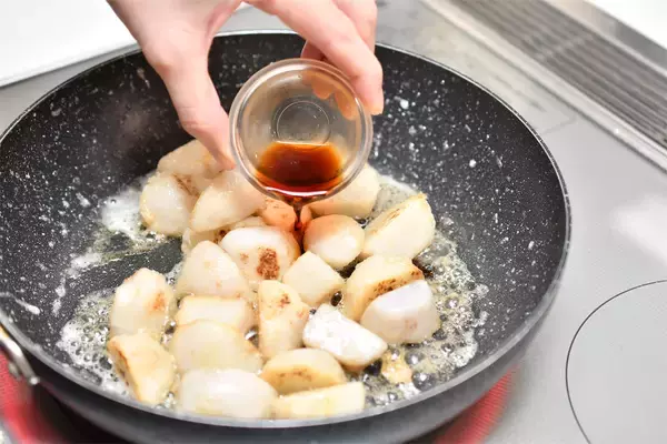 「【里芋のイメージ変わる】煮物じゃなく…「バター醤油炒め」が衝撃の旨さ！外カリッ中ねっとり♪【青髪のテツ】」の画像