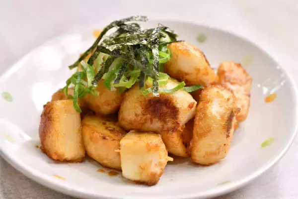 「【里芋のイメージ変わる】煮物じゃなく…「バター醤油炒め」が衝撃の旨さ！外カリッ中ねっとり♪【青髪のテツ】」の画像