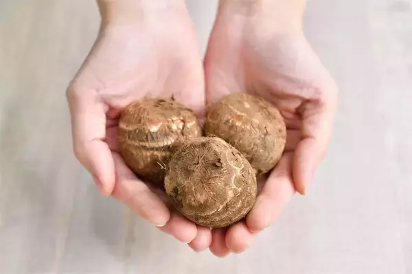 「【里芋のイメージ変わる】煮物じゃなく…「バター醤油炒め」が衝撃の旨さ！外カリッ中ねっとり♪【青髪のテツ】」の画像