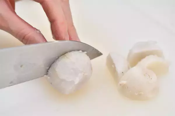 「【里芋のイメージ変わる】煮物じゃなく…「バター醤油炒め」が衝撃の旨さ！外カリッ中ねっとり♪【青髪のテツ】」の画像