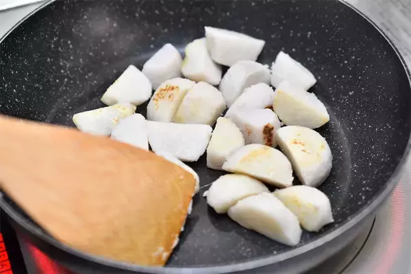 「【里芋のイメージ変わる】煮物じゃなく…「バター醤油炒め」が衝撃の旨さ！外カリッ中ねっとり♪【青髪のテツ】」の画像