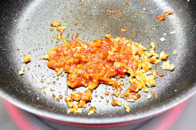 煮崩れ寸前のトマトがとろとろ♡「フレッシュトマトのエビチリ」に挑戦♪海老がブリッブリで最高の弾力！