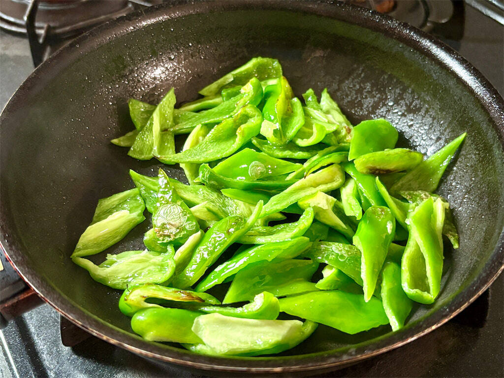 昭和30年代の雑誌でピーマンレシピの「原点」を発見!?油で炒めて栄養満点「ピーマンの炒め煮」作ってみた♪