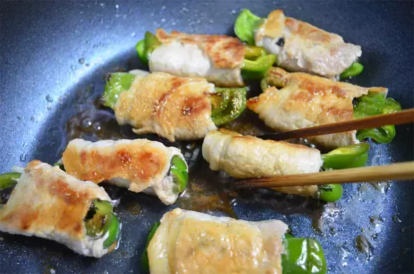 「【梅干し以外にも使える！】赤しそで「肉巻き」作ってみた！風味が青じそより濃い！濃い♡【農家直伝】」の画像