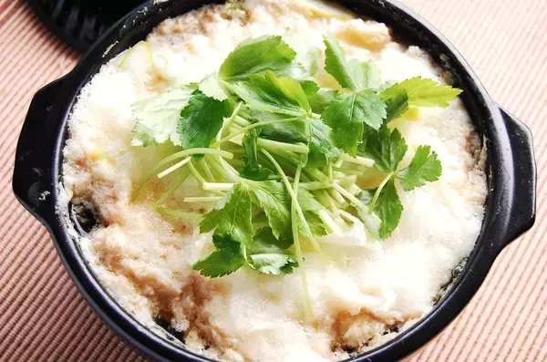 「【ミシュラン店の元料理長直伝】「豆腐」「大根おろし」「卵白」 白くて柔らかい3食材で優しい「淡雪鍋」作ろう」の画像