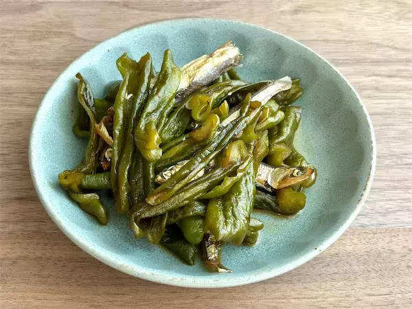 【ピーマン大量消費】煮干しで煮るだけ「ピーマンのくたくた煮」作ってみた！ご飯もお酒も進む絶品甘辛ダレが◎