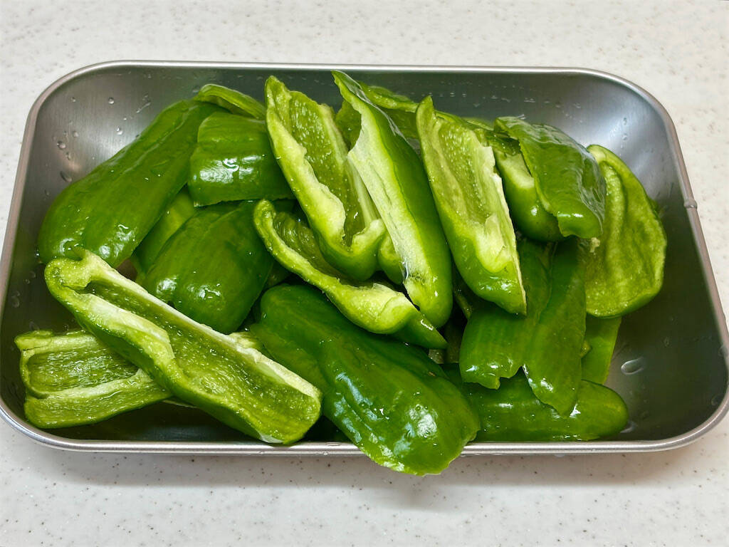 【ピーマン大量消費】煮干しで煮るだけ「ピーマンのくたくた煮」作ってみた！ご飯もお酒も進む絶品甘辛ダレが◎