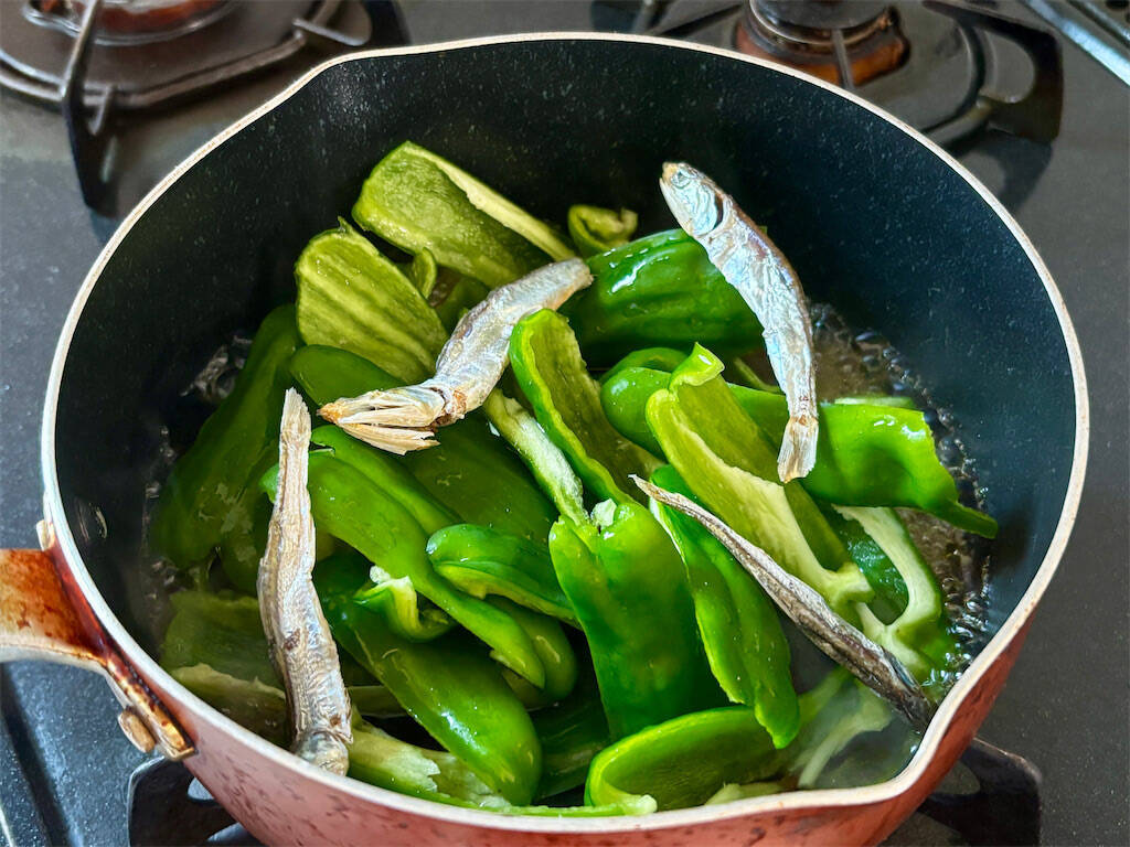 【ピーマン大量消費】煮干しで煮るだけ「ピーマンのくたくた煮」作ってみた！ご飯もお酒も進む絶品甘辛ダレが◎