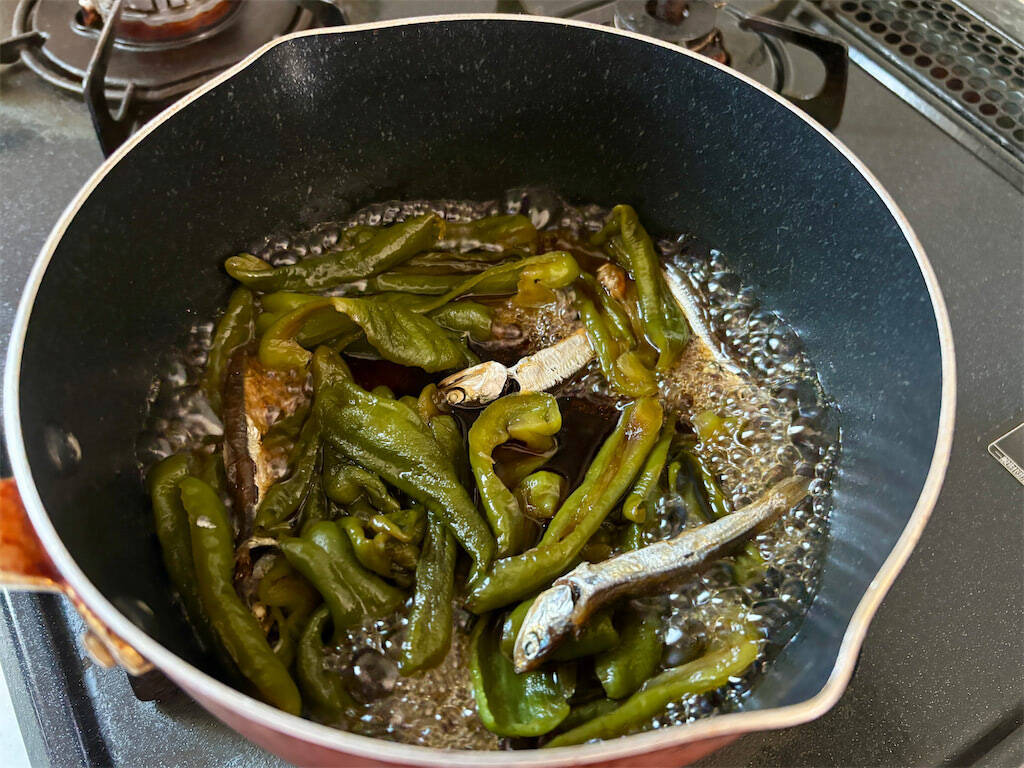 【ピーマン大量消費】煮干しで煮るだけ「ピーマンのくたくた煮」作ってみた！ご飯もお酒も進む絶品甘辛ダレが◎