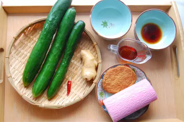 「【75歳人気YouTuber】の激ウマ「きゅうりの炒め物」作ってみた！種を取ると水っぽくならず味がギュッ！」の画像