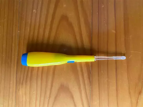 「【ダイソー】緑色のLEDが細くて暗い穴を明るく照らす♪「光る耳かき」で耳掃除してみた！よく見える～♪」の画像